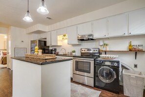 冷蔵庫、電子レンジ、オーブン、コンロ