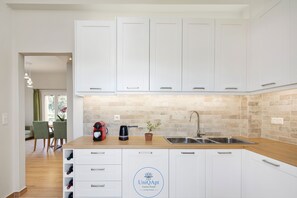 Kjøleskap, ovn, kokeplater og kaffetrakter/tekoker