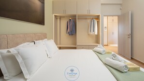 Hotellihuone, jossa on sänky, vaatekaappi ja kylpyhuone.