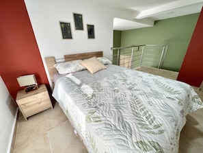 Colchones con pillow-top, cortinas blackout, wifi gratis y ropa de cama 