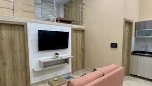 精品开间套房, 2 间卧室, 城市景观 | 起居区