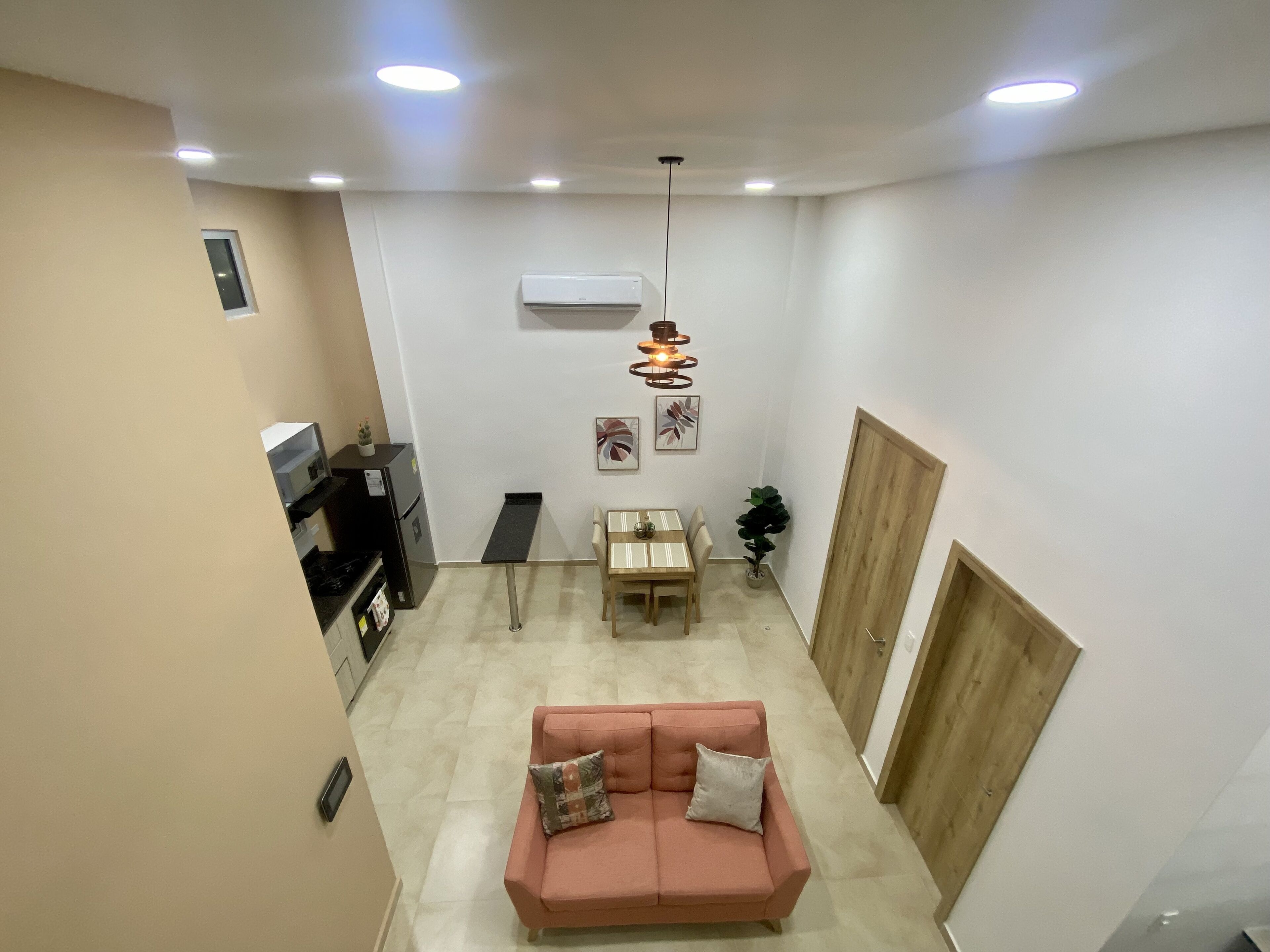 Suite estudio Elite, 2 habitaciones, vista a la ciudad | Área de sala de estar | Smart TV de 42 pulgadas con canales por cable y Netflix 