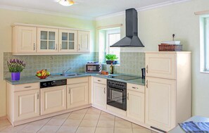 ثلاجة، فرن، موقد طهي مسطح، غسالة أطباق