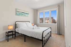 4 makuuhuonetta, silitysrauta/-lauta, vuodevaatteet