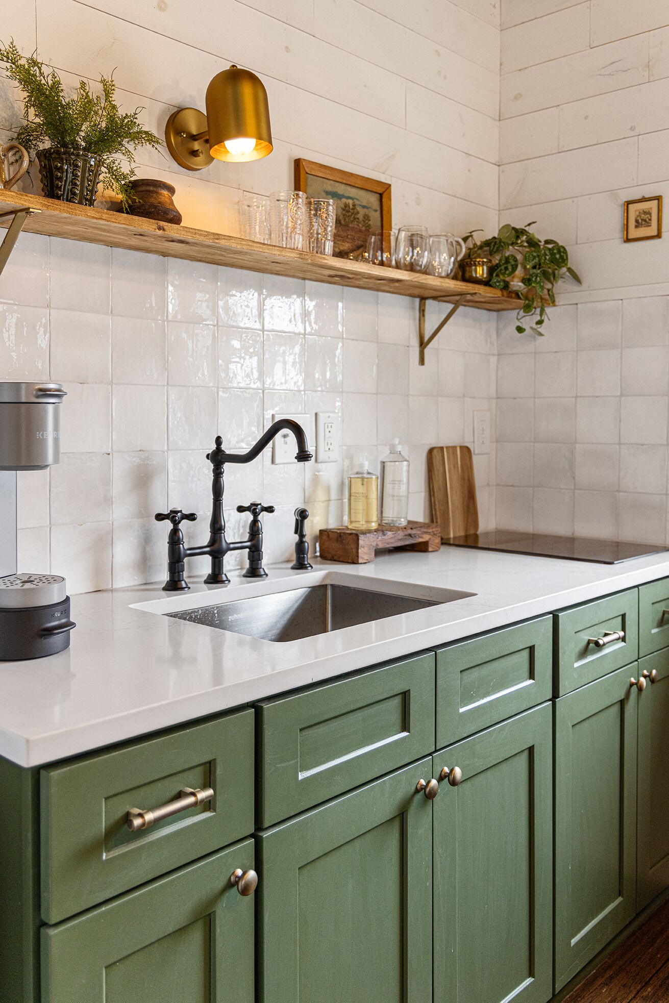 Réfrigérateur, micro-ondes, plaque de cuisson, cafetière/bouilloire