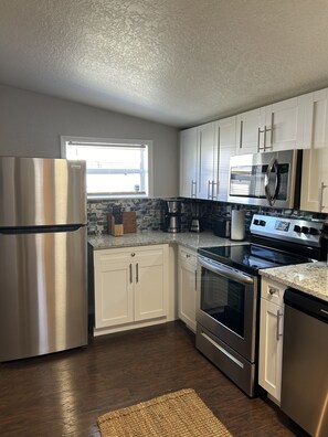 Private kitchen - Cozy Zoo Tampa Bungalow (Tampa)