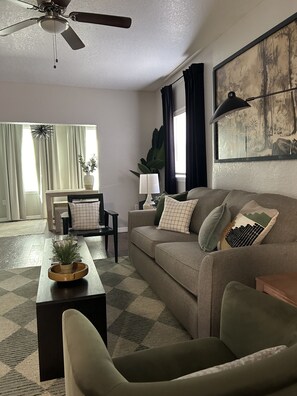 Living area - Cozy Zoo Tampa Bungalow (Tampa)