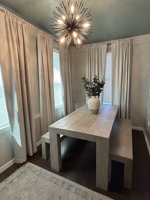 Dining - Cozy Zoo Tampa Bungalow (Tampa)