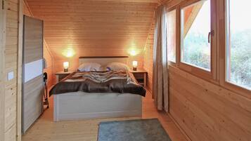 3 bedrooms, travel cot, free WiFi, bed sheets