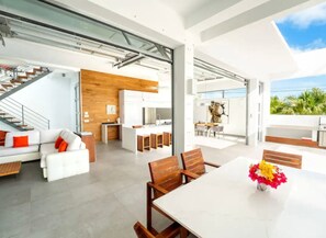 เบสิกอพาร์ทเมนท์ | บริเวณนั่งเล่น | ทีวีจอแบน