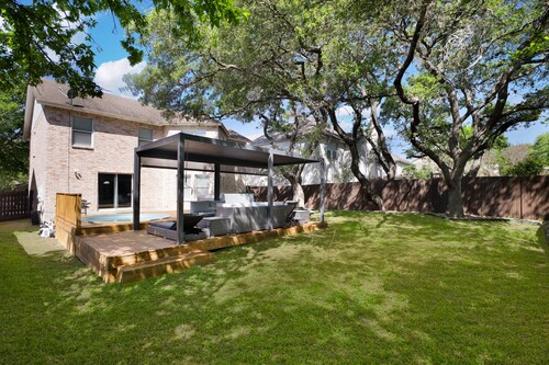 San Antonio’s #1 Group Stay! 16 Guests. Hot Tub + Pool + Games+ Fire Pit Lounge