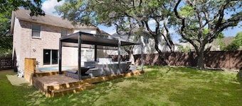 San Antonio’s #1 Group Stay! 16 Guests. Hot Tub + Pool + Games+ Fire Pit Lounge
