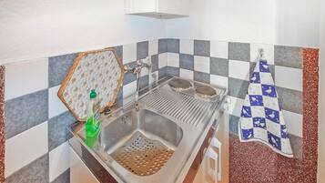 Kühlschrank, Herdplatte, Wasserkocher mit Kaffee-/Teezubehör