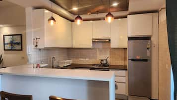 Cookware/dishes/utensils