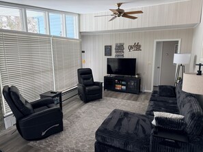 Een smart-tv, een dvd-speler en een filmbibliotheek