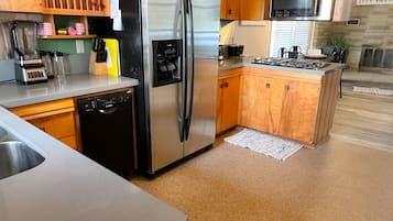 Frigorífico, microondas, horno y placa de cocina