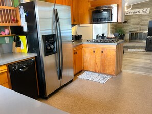 Køleskab, mikrobølgeovn, ovn, kogeplade