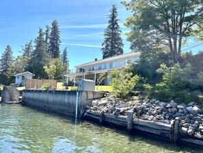 Exterior - Tranquility Bay - Waterfront - Shuswap Vacations & Sledding Accommodation (Blind Bay)