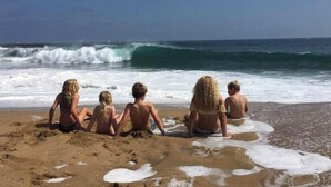 A sandy beach with waves crashing onto the shore. - Balboa Island Beach Cottage (Newport Beach)