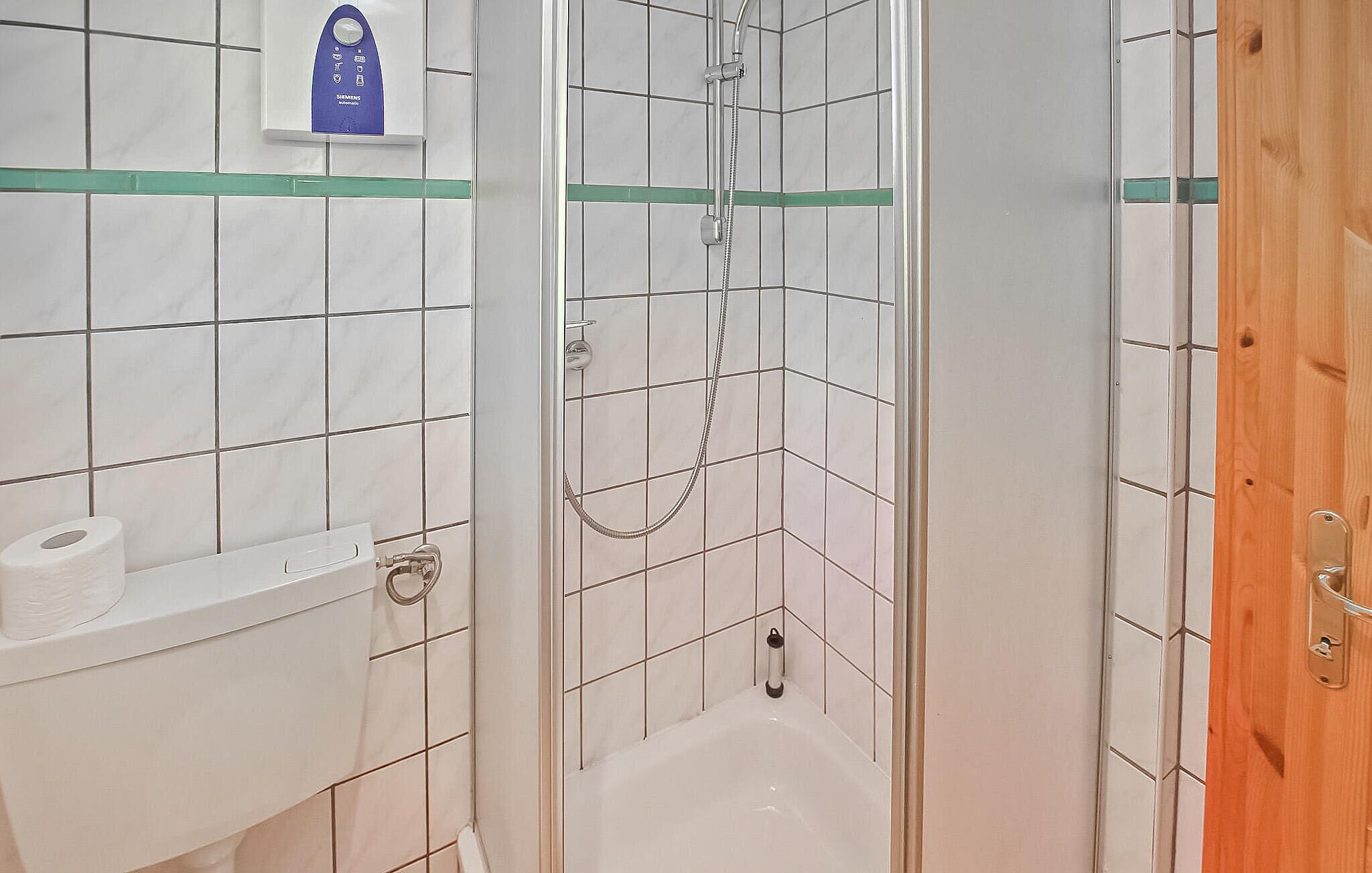Un baño con ducha, inodoro y lavamanos.