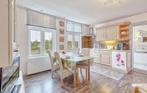 Fridge, oven, stovetop - Ferienwohnung Fürstenberg (Fürstenberg/Havel OT H)