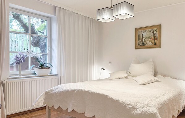 2 bedrooms, travel cot, free WiFi, bed sheets