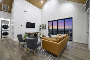 Smart-tv, eldstad, bordsfotboll och böcker