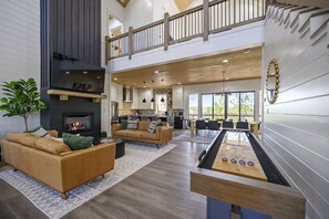 Smart-tv, eldstad, bordsfotboll och böcker