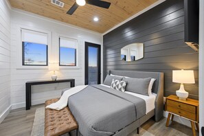 6 makuuhuonetta, työpöytä, silitysrauta/-lauta, vauvan matkasänky