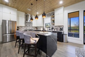 Køleskab, mikrobølgeovn, ovn, kogeplade