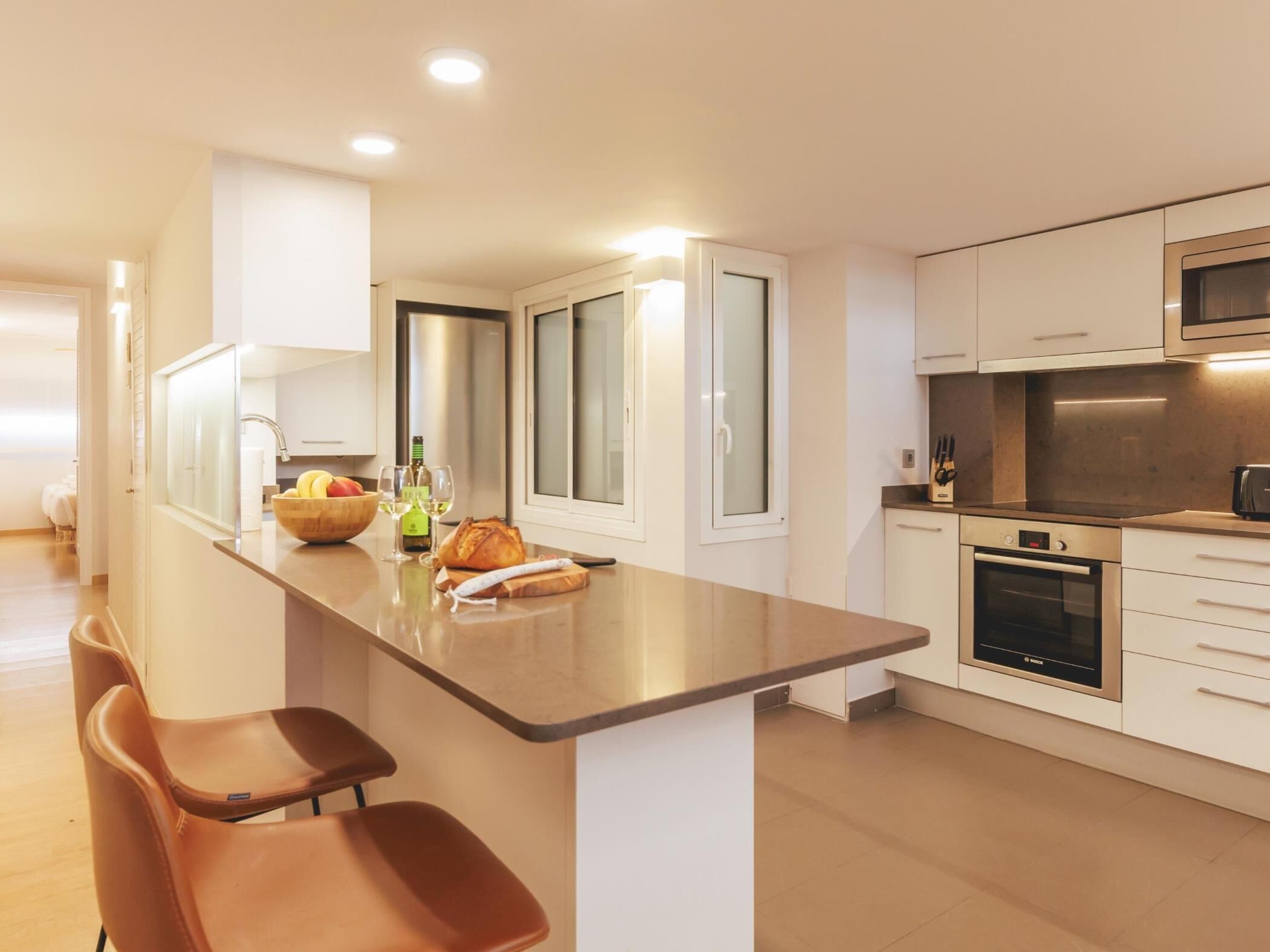 Cafetera o tetera, frigorífico, microondas y horno