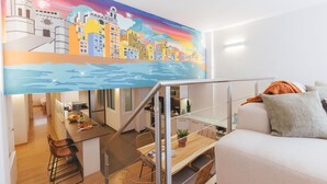Un apartamento moderno con cocina, comedor y sala de estar.