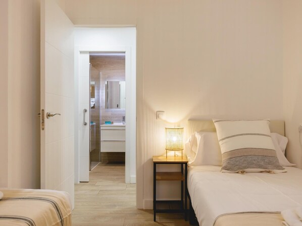 2 dormitorios, tabla de planchar con plancha, Internet y ropa de cama