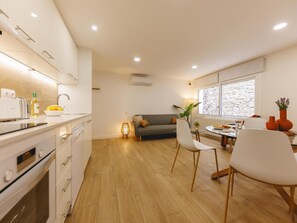 Kühlschrank, Mikrowelle, Ofen, Geschirrspüler