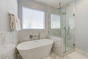 Sèche-cheveux, serviettes fournies, savon, shampoing
