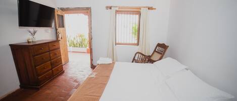 Quarto casal básico | Terraço/pátio