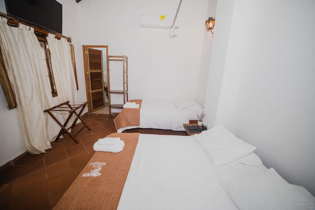 Kamar Triple Basic | Seprai linen dan dapat diakses tamu berkursi roda