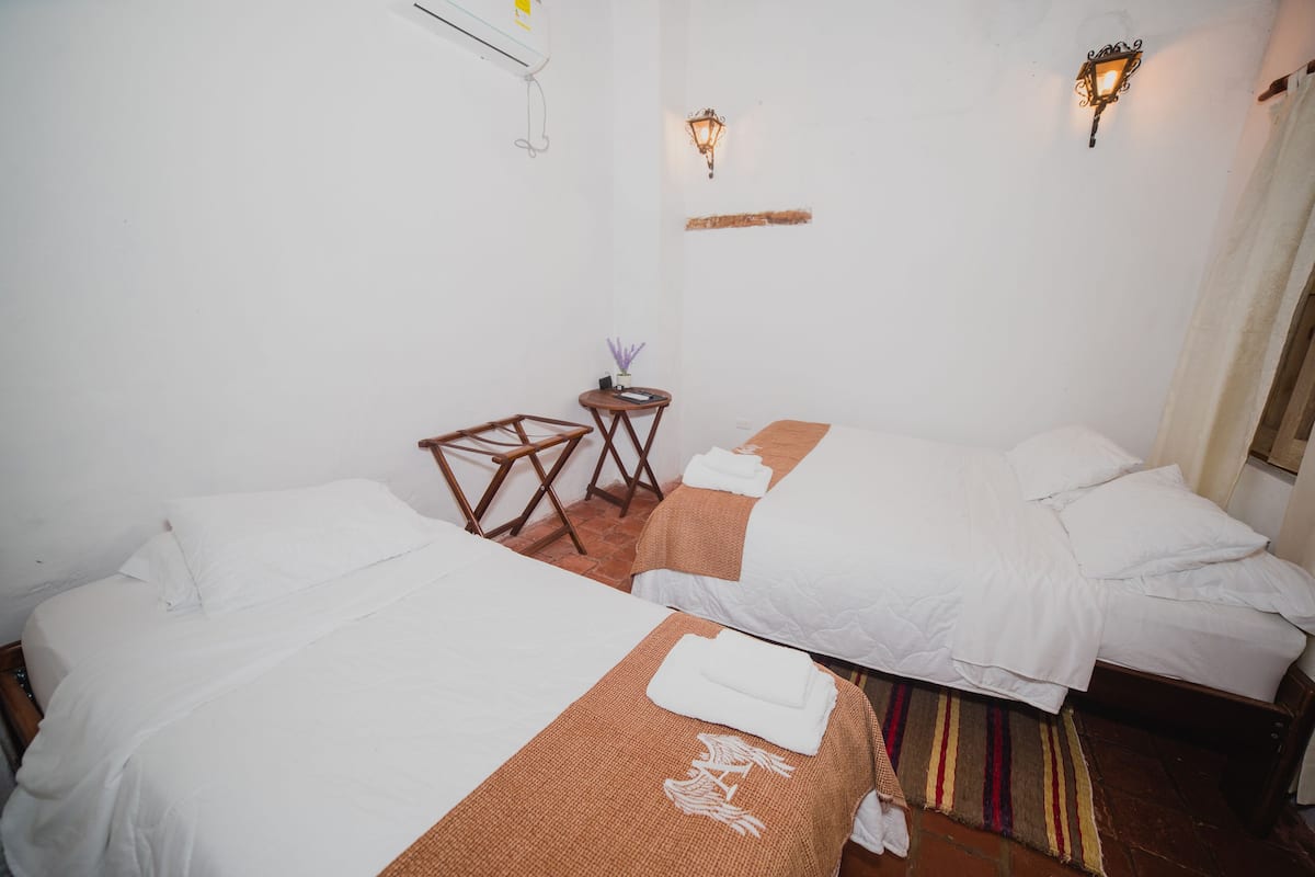 Kamar Triple Basic | Seprai linen dan dapat diakses tamu berkursi roda