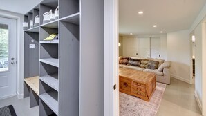 Un interior moderno con una estantería gris, una mesa de centro de madera y un sofá beige en una habitación bien iluminada.