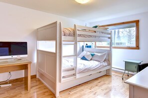 4 bedrooms, iron/ironing board, WiFi, bed sheets