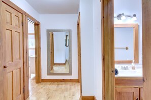 Shower, hair dryer, towels, soap - Mont Tremblant - Pinoteau Townhouse (Mont-Tremblant)