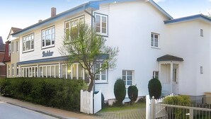 Un edificio de dos pisos con un letrero que dice 'Dalkur'.
