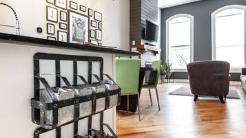 Een smart-tv en een open haard