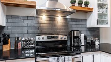 Een koelkast, een magnetron, een oven, een kookplaat