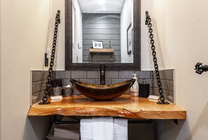 Hair dryer, towels - River Merchant Inn Mitchell’s Mercantile Suite (Stratford)