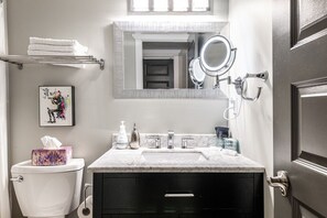 Haartrockner, Handtücher, Seife, Shampoo