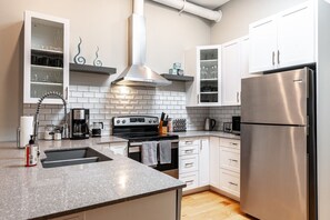 雪櫃、微波爐、焗爐、爐具