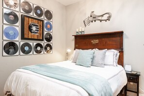 2 bedrooms, desk, iron/ironing board, free WiFi - River Merchant Inn Heintzman Music Suite (Stratford)