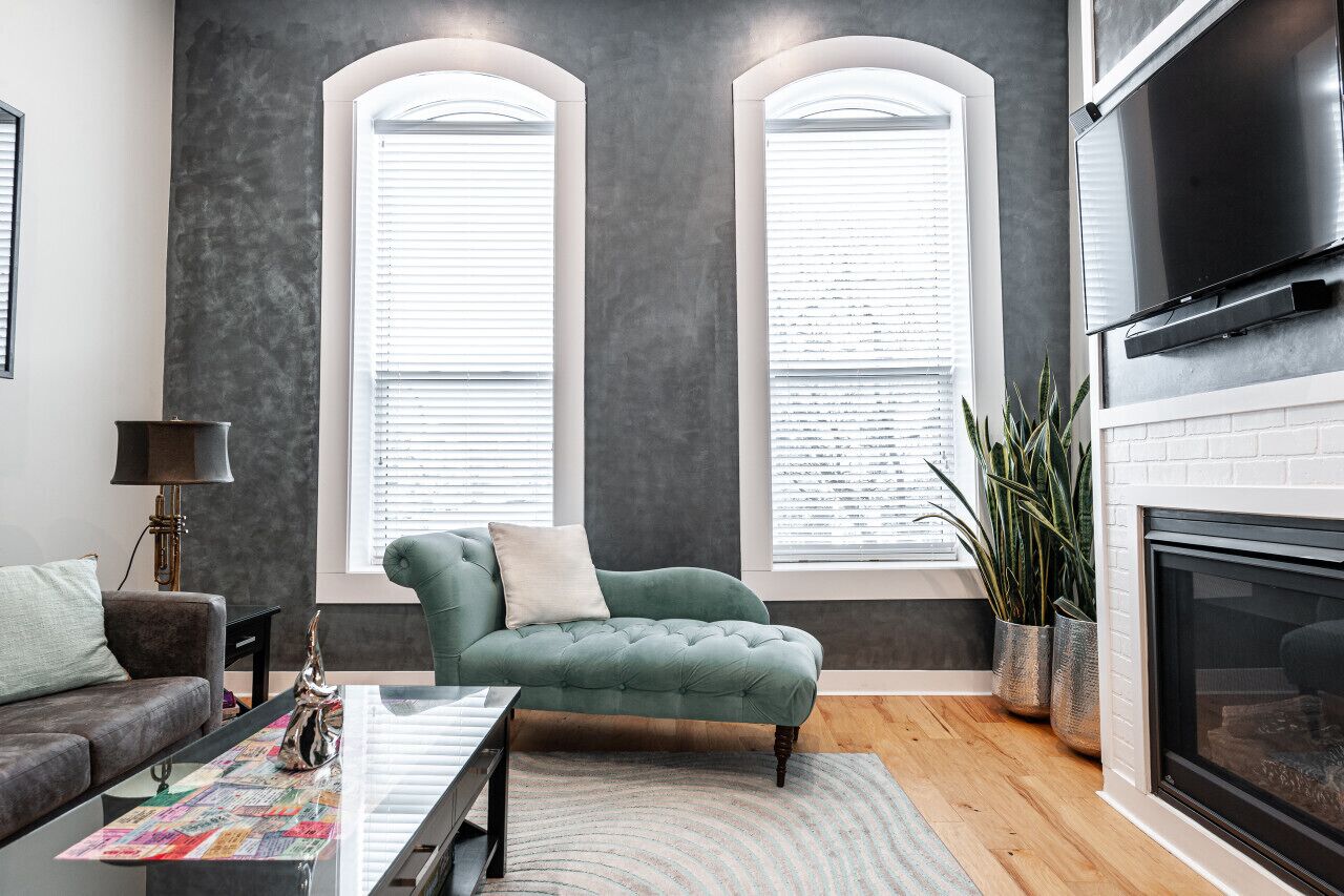 Älytelevisio, takka, kirjoja