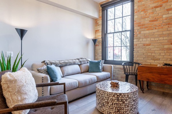 Spacious Elegance: Relax in our luxurious living room, a perfect blend of space and comfort. Just minutes from the Stratford Festival and downtown Stratford, Ontario, it’s an ideal retreat for culture enthusiasts